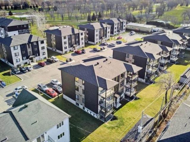 Beaux 5 1/2 près du Golf Boulevard Bord de l'eau