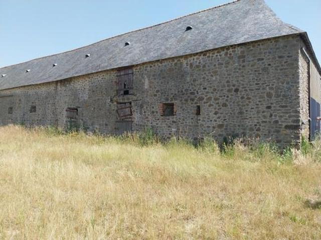 BEAUX VOLUMES ANCIEN CORPS DE FERME A RENOVE