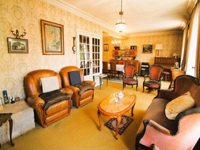 Beaux volumes en centre ville pour cette maison à rénover. L. 157m² Gourdon