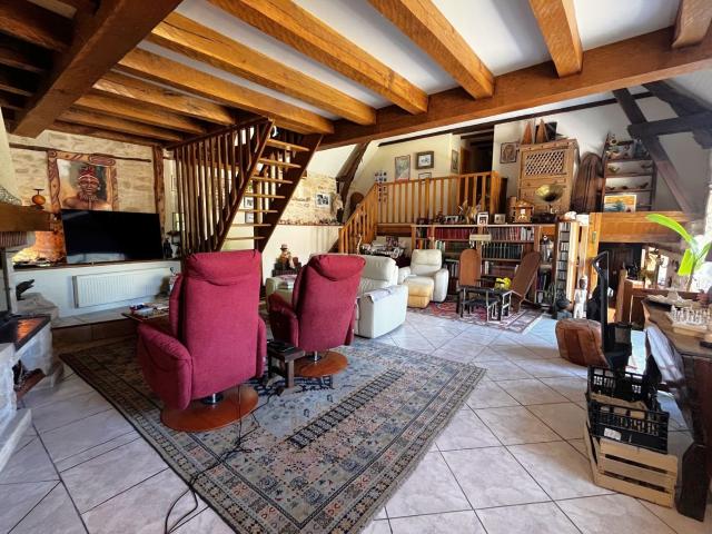 Beaux volumes pour cette grange restaures, dans hameau calme. 204m² Gourdon