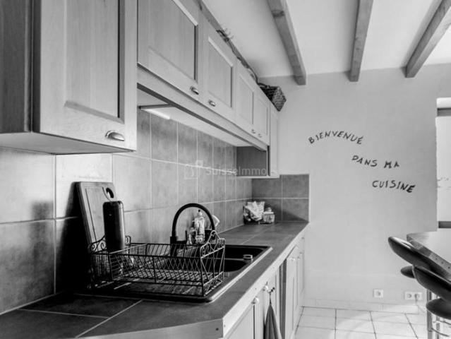 Beaux volumes pour cette maison avec agréable terrain et grande dépendance