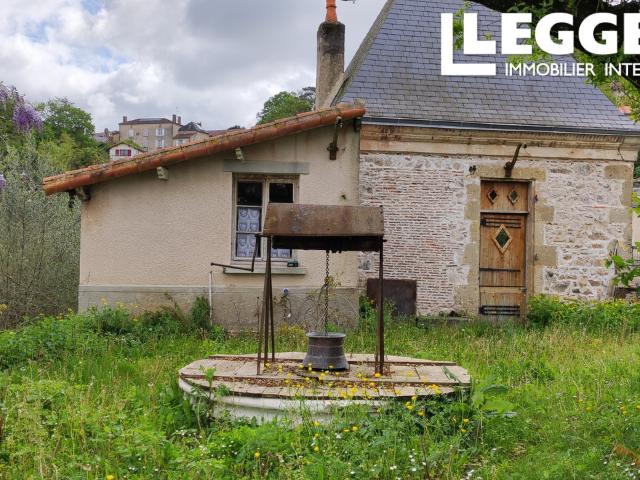 Beaux château entourée par la rivière, cette propriété offre de grands volumes sur 3 étages et un cour