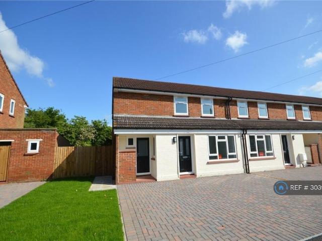 Beavers Crescent, Hounslow, TW4 3 bed terraced house to rent £2,650 pcm £612 pw