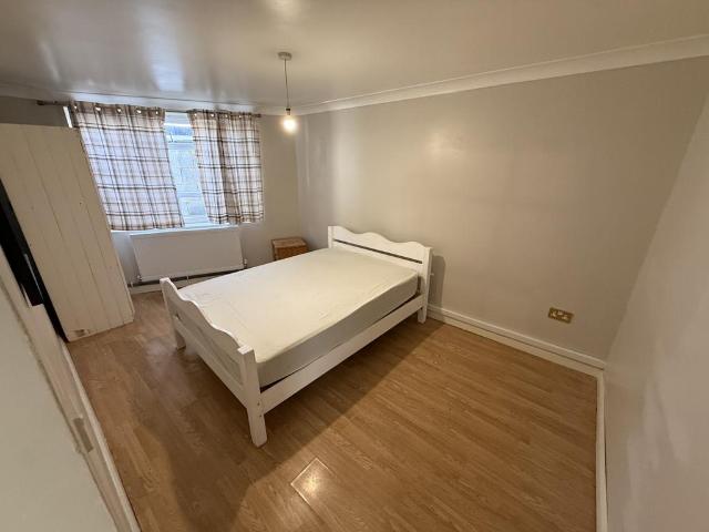 Beavers Lane, HOUNSLOW, Middlesex, TW4 2 bed flat to rent £1,600 pcm £369 pw