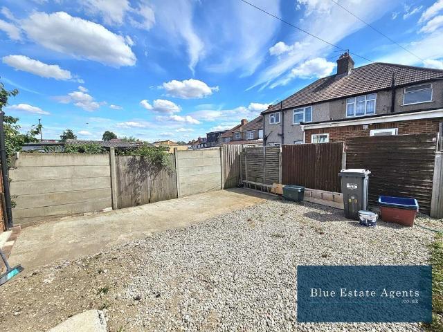 Beavers Lane, Hounslow, TW4 2 bed apartment to rent £1,700 pcm £392 pw