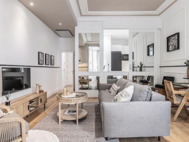 Beach Themed 160sqm Apartment in Almagro with Dedicated Workspace and Doorman, Madrid Amsterdam Apartments for Rent
