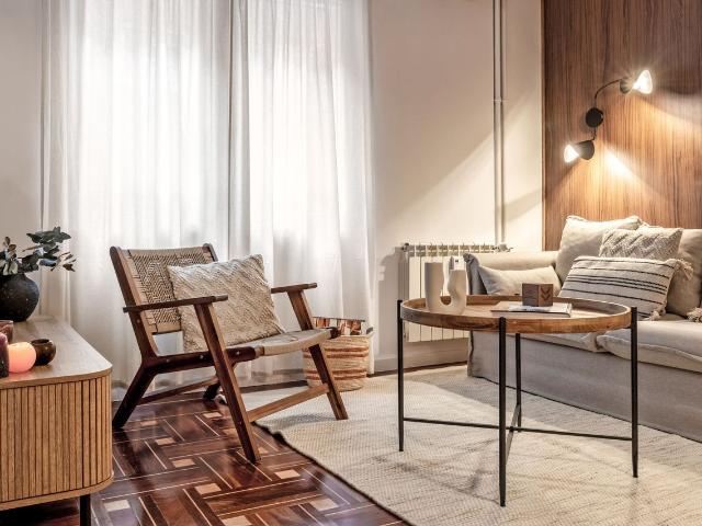Beach Themed 1 Bedroom Apartment with Ensuite and Workspace in Goya, Madrid Amsterdam Apartments for Rent