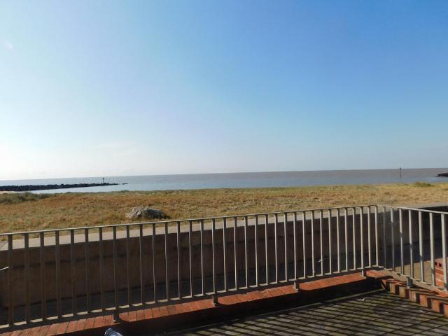 Beach Way, Clacton on Sea CO15 2 bed maisonette to rent £850 pcm £196 pw