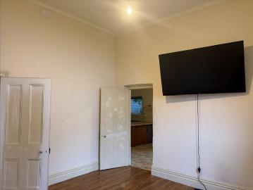 BEACH ACCESS AND ONLY 2 MINUTE WALK TO HENLEY SQUARE