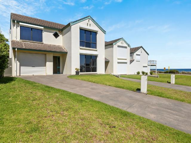 BEACH ACROSS THE ROAD, OCEAN VIEWS & A LIFESTYLE THAT FEELS LIKE A HOLIDAY!