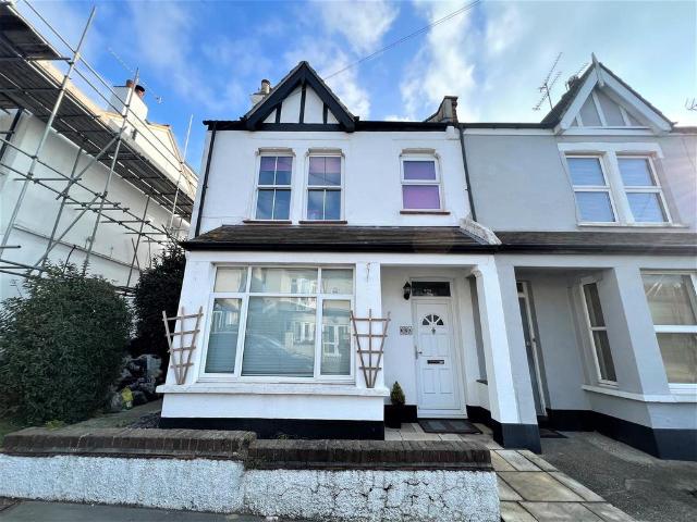 Beach Avenue, Leigh On Sea 1 bed ground floor flat to rent £1,100 pcm £254 pw