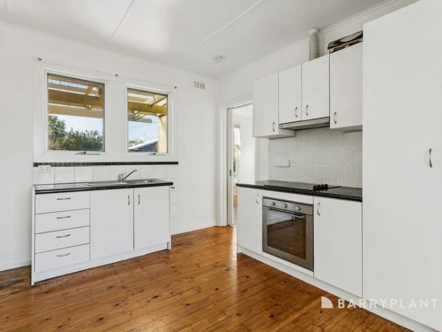 Beach Cottage located 850m to Foreshore/Shops