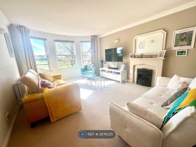 Beach Crescent, Littlehampton BN17, 2 bed flat to rent, £2,100 pcm | PrimeLocation
