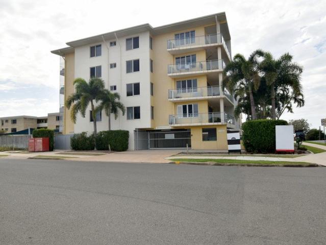 BEACH FRONT LIVING IN COMPLEX WITH POOL