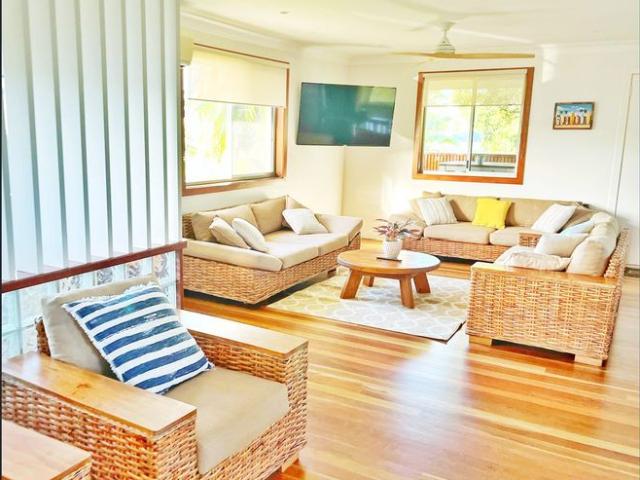 BEACH HOLIDAY • BRUNSWICK HEADS • 4 BEDROOMS •