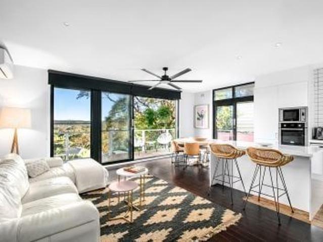 Beach House with Pittwater Views