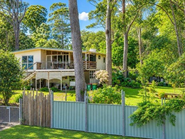 BEACH HOUSE WITH WATER VIEWS ON 1,145m2 DOUBLE BLOCK SEPARATE TITLES!