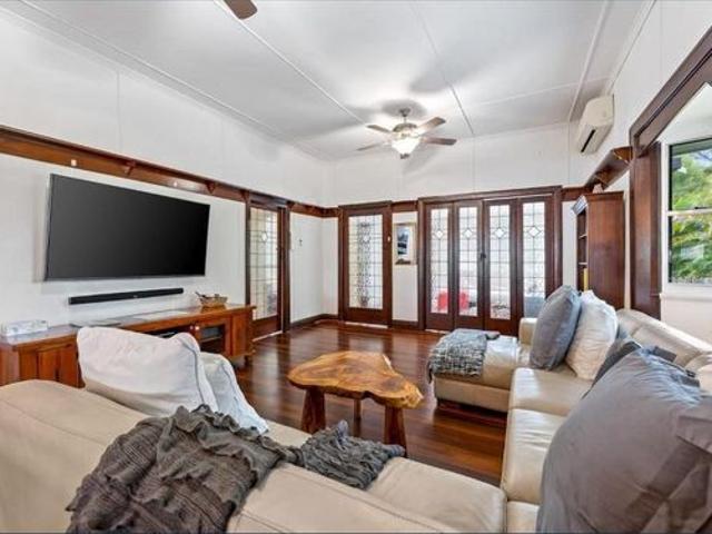 Beach house fully furnished and equipped Queenslander just walk in!