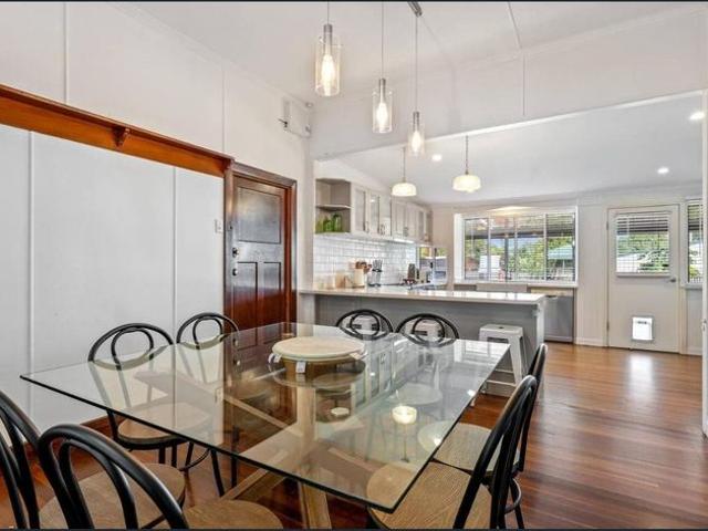 Beach house fully furnished and equipped Queenslander just walk in!