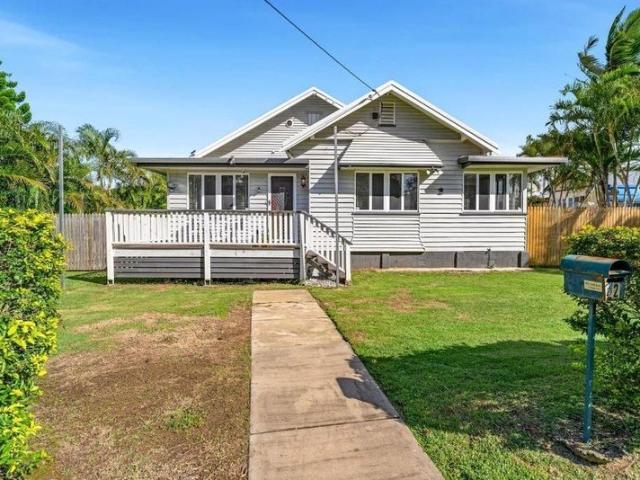 Beach house fully furnished and equipped Queenslander just walk in!
