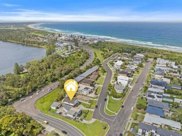 Beach, Lake & Lifestyle All at Your Doorstep â Best of Both Worlds!
