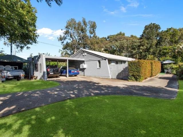 BEACH LIVING AND CLOSE TO SHOPS!