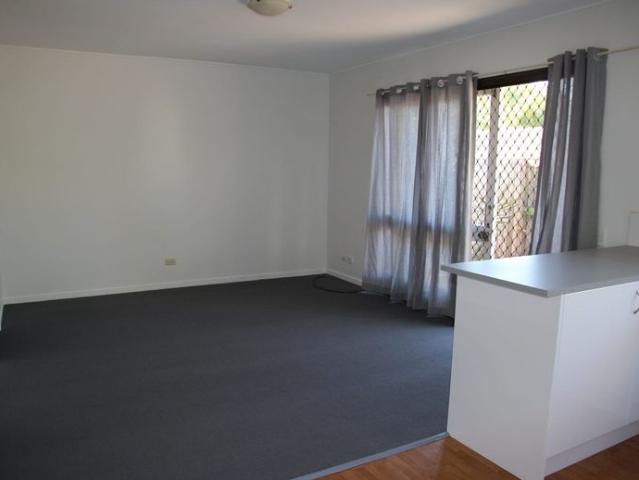 BEACH LIVING AND CLOSE TO SHOPS!