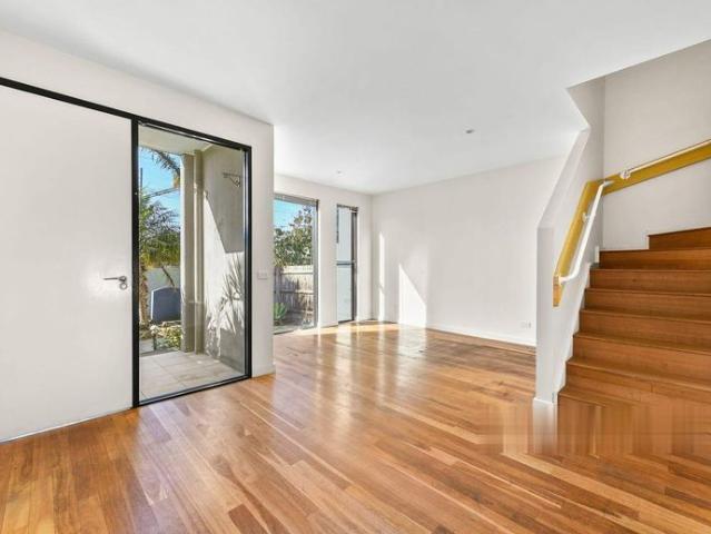 Beach Property 4 Bedroom Petfriendly 1min walk to train station, Aldi shops