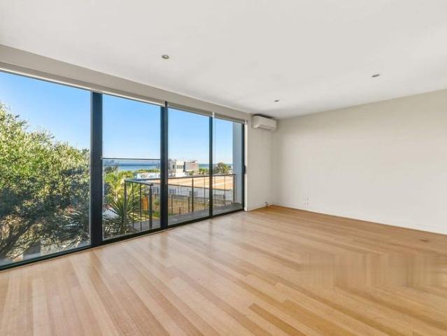 Beach Property 4 Bedroom Petfriendly 1min walk to train station, Aldi & shops