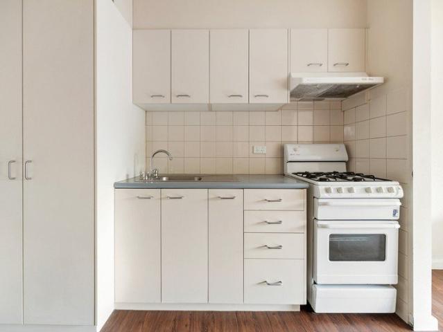 BEACH SIDE APARTMENT 1 bed Central Location Walk to Beach, Shops, and Transport
