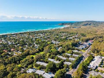 Beachbreak Two Bedroom Apartment with courtyard