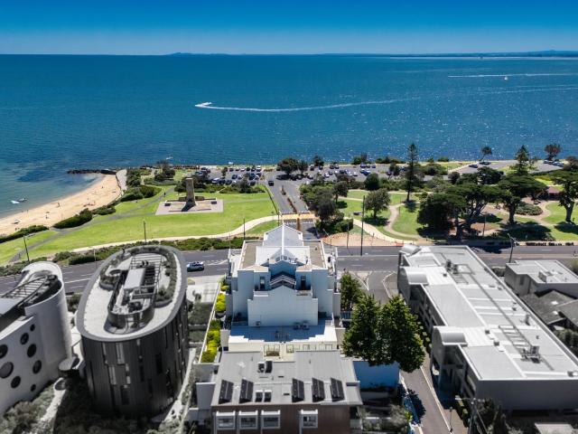 Beachfront Apartment with Panoramic Bay Views