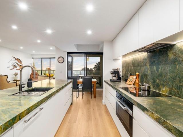Beachfront Apartment with Panoramic Bay Views