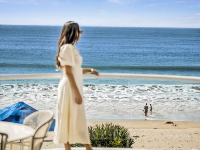 Beachfront Glamour & Investment Gold Mere Footsteps to White Sand Pearlescence