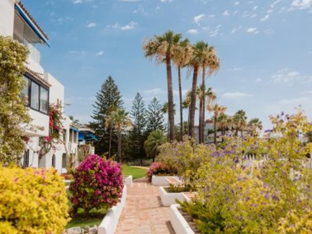 Beachfront holiday rental Marbella with 4 bedrooms, sea views and communal pool in Puerto Banús