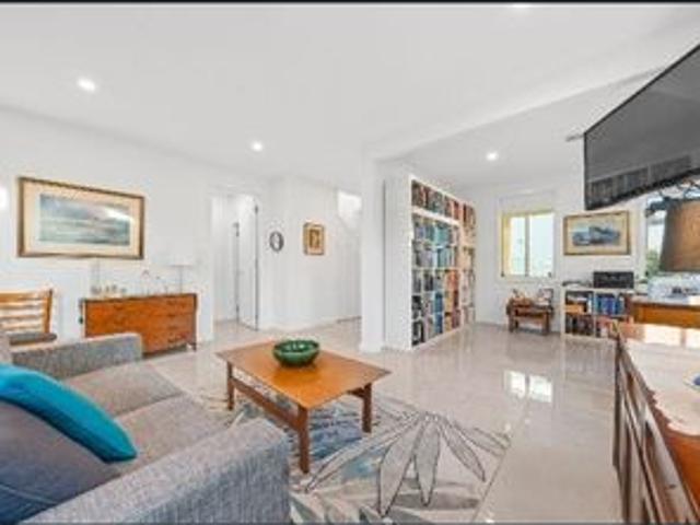 Beachfront Luxury with Panoramic Bay Views