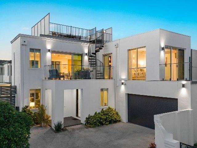 Beachfront Luxury with Panoramic Bay Views