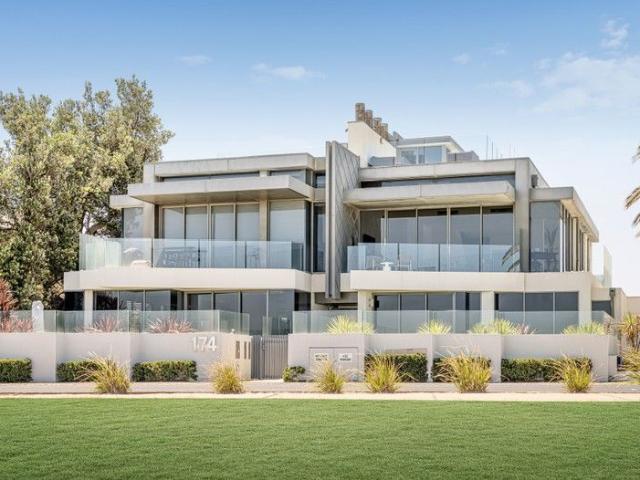 Beachfront penthouse, boutique exclusivity