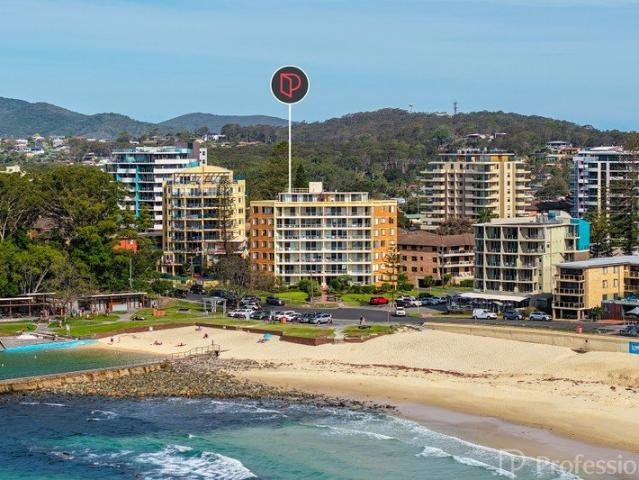 Beachfront Penthouse Directly Opposite Main Beach, Ocean Baths & Reserve
