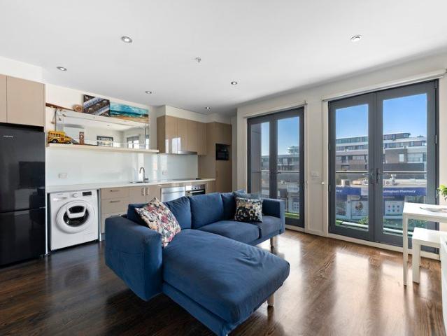 Beachfront Position, Bay Views & Effortless Bayside Living
