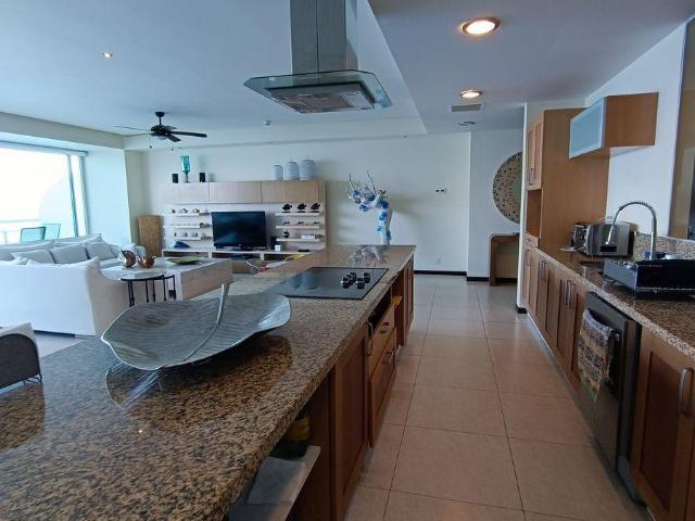 Beachfront, 22nd Floor, 2bd, Peninsula