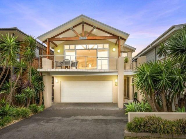 Beachfront 5 Bedroom Family Home with Pool at Redhead