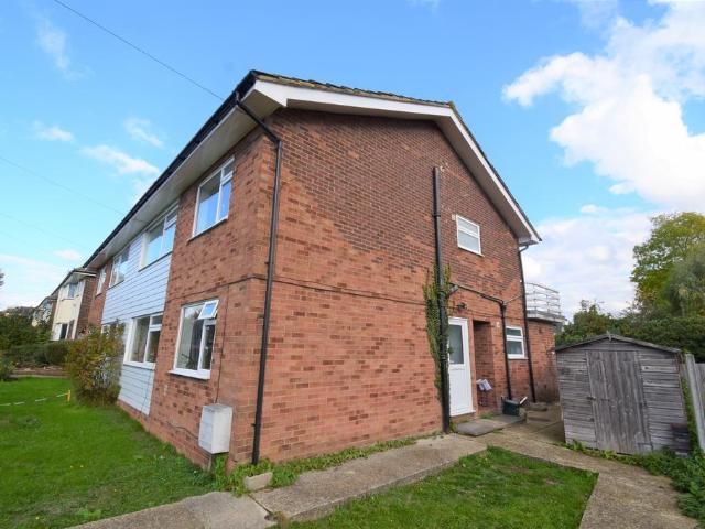 Beachs Drive, Chelmsford, Essex, CM1 2 bed maisonette to rent £1,350 pcm £312 pw