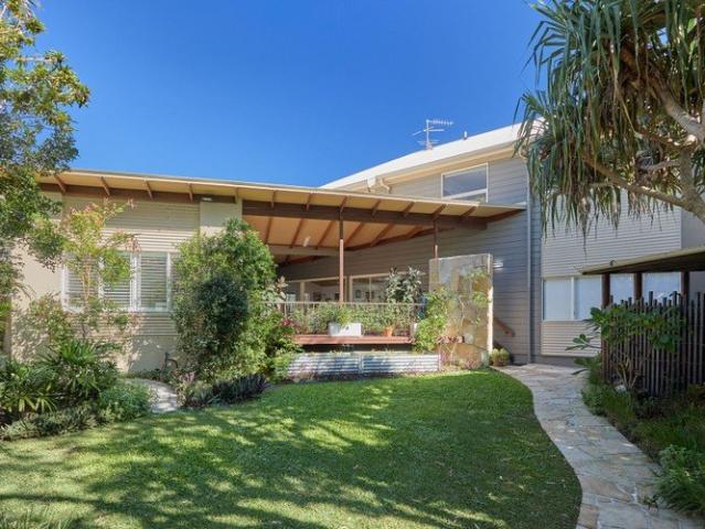 Beachside comfortable family home with north facing aspect