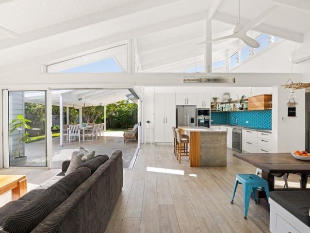 Beachside Charmer: Dual Living, Passive Income or Home Office!