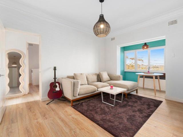 Beachside Apartment in a Boutique Art Deco Block of 8