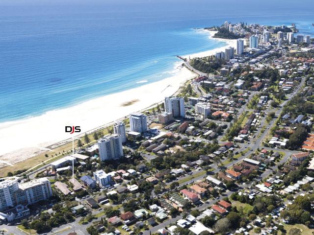 BEACHSIDE APARTMENT IN KIRRA WITH OCEAN VIEWS!