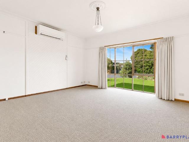 BEACHSIDE BLISS ON BAYVIEW!