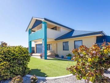 Beachside Bliss Ocean Views, Modern Comfort & Thoughtful Design