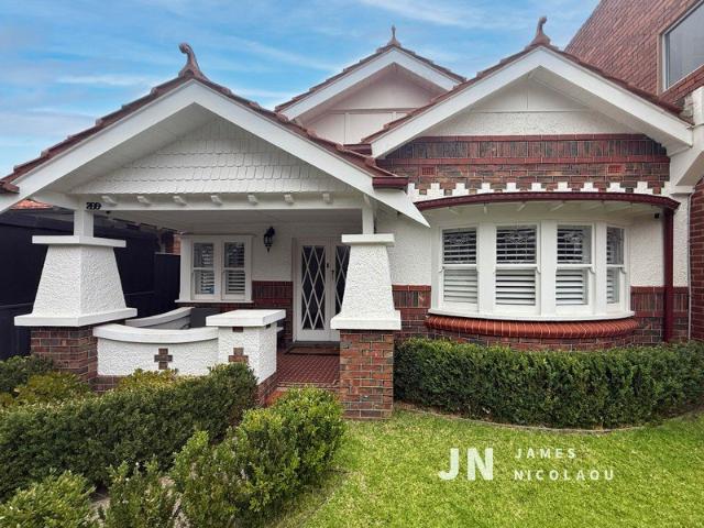 Beachside Brilliance in One of Albert Park's Most Coveted Positions